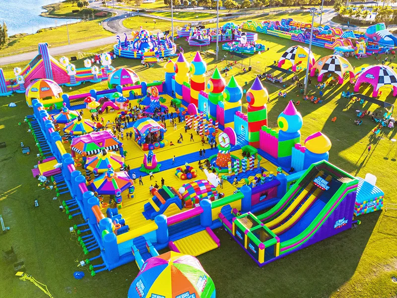 Ano ang binubuo ng inflatable castle?